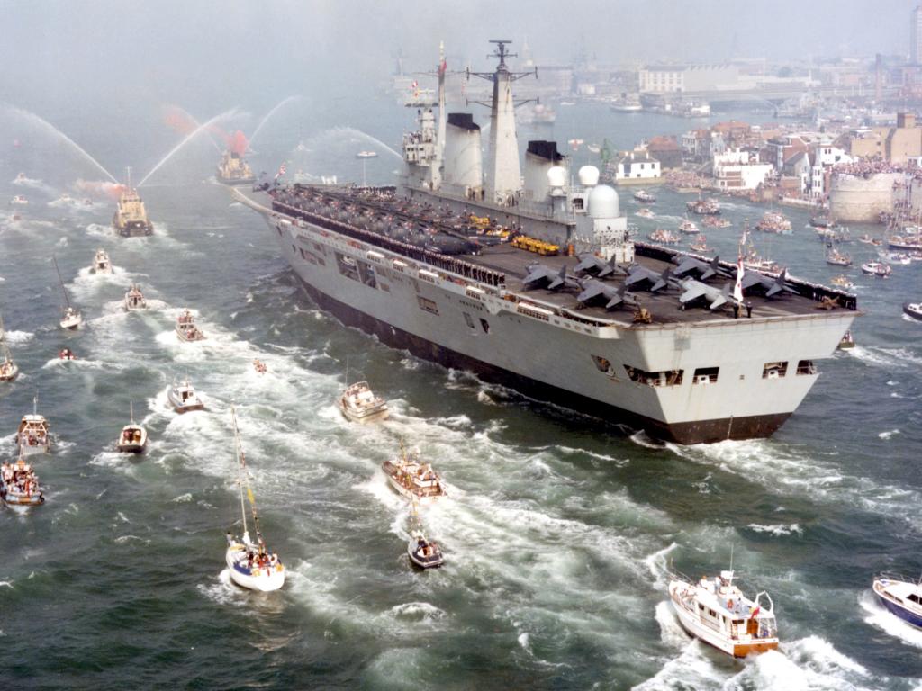 Het Britse vliegdekschip de HMS Invincible keert terug na de overwinning in de Falklandoorlog in 1982. ©  Tiger 2000 / Flickr