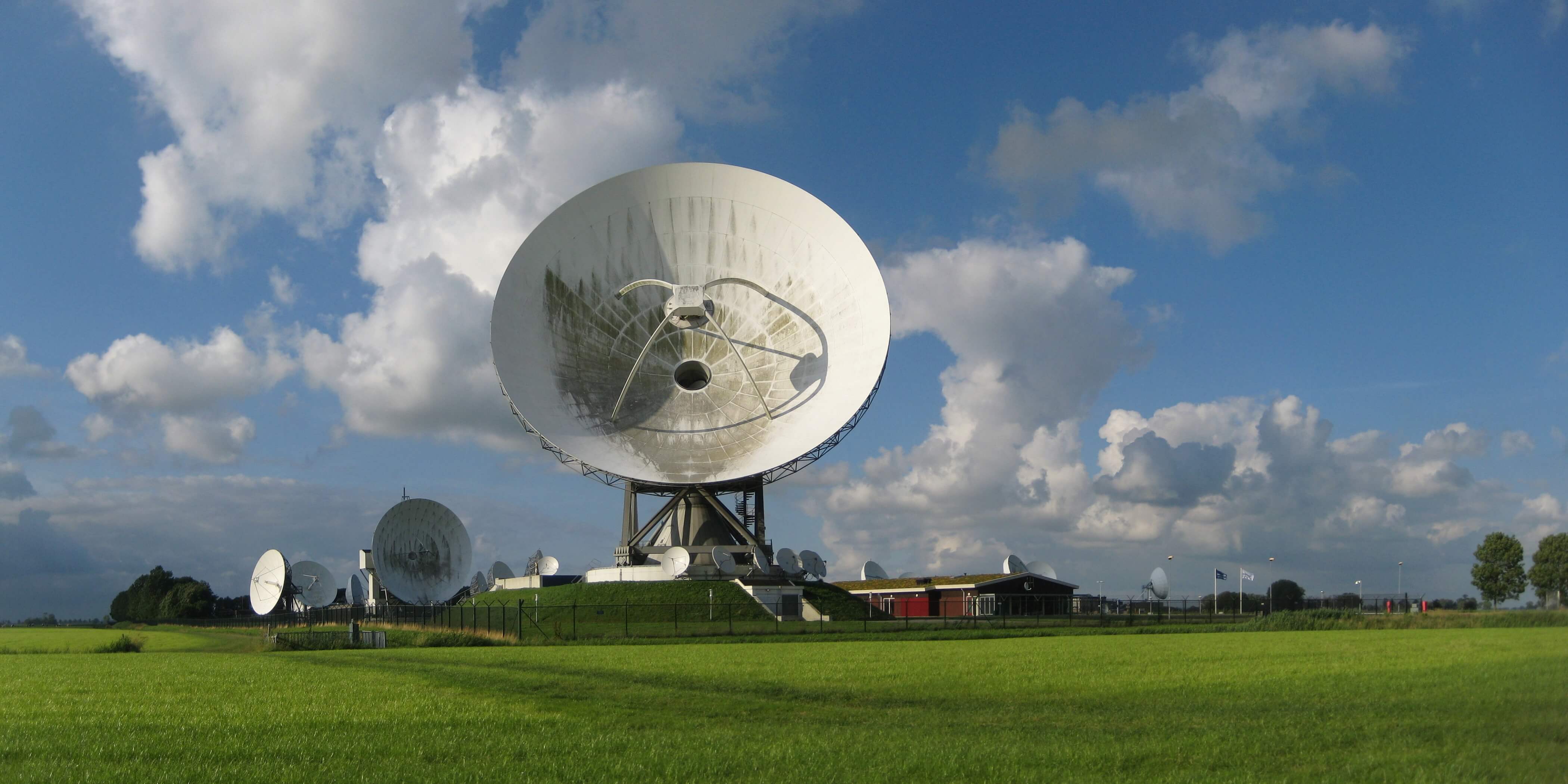 Satellietgrondstation van de Nationale SIGINT Organisatie (NSO) bij Burum, Friesland in 2012. © Wutsje / Wikimedia Commons / CC BY-SA 3.0